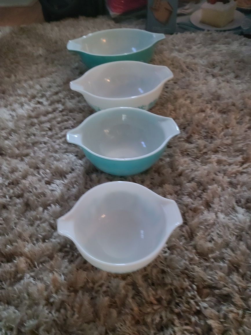 Beautiful vintage set of 4 pyrex bowls