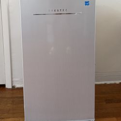 Mini Refrigerador Frestec 3.2 – Silencioso, Eficiente y Compacto
