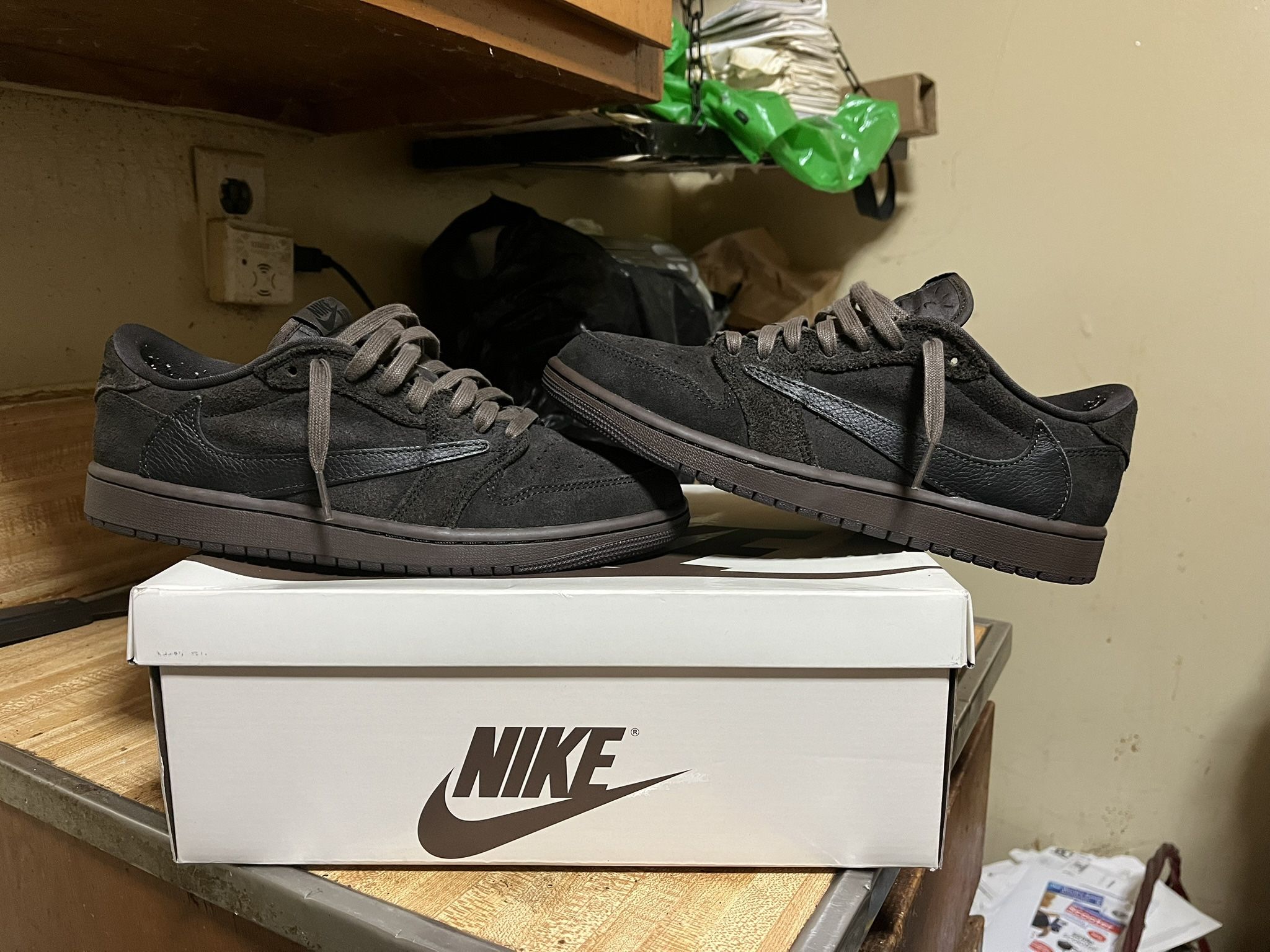 Travis Scott jordan 1 low velvet brown size 8