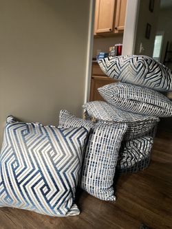 BRAND NEW 6 Luxury Pillows 