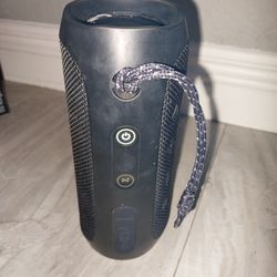 JBL Flip 4 Bluetooth wireless speaker excellent working condition