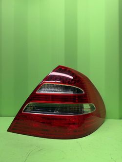 2003 2004 2005 2006 Mercedes-Benz E320 E350 E500 E550 E55 Right Passenger Side Tail Light OEM