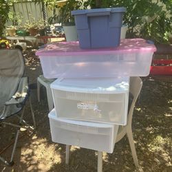 4 Storage Containers With Lids 