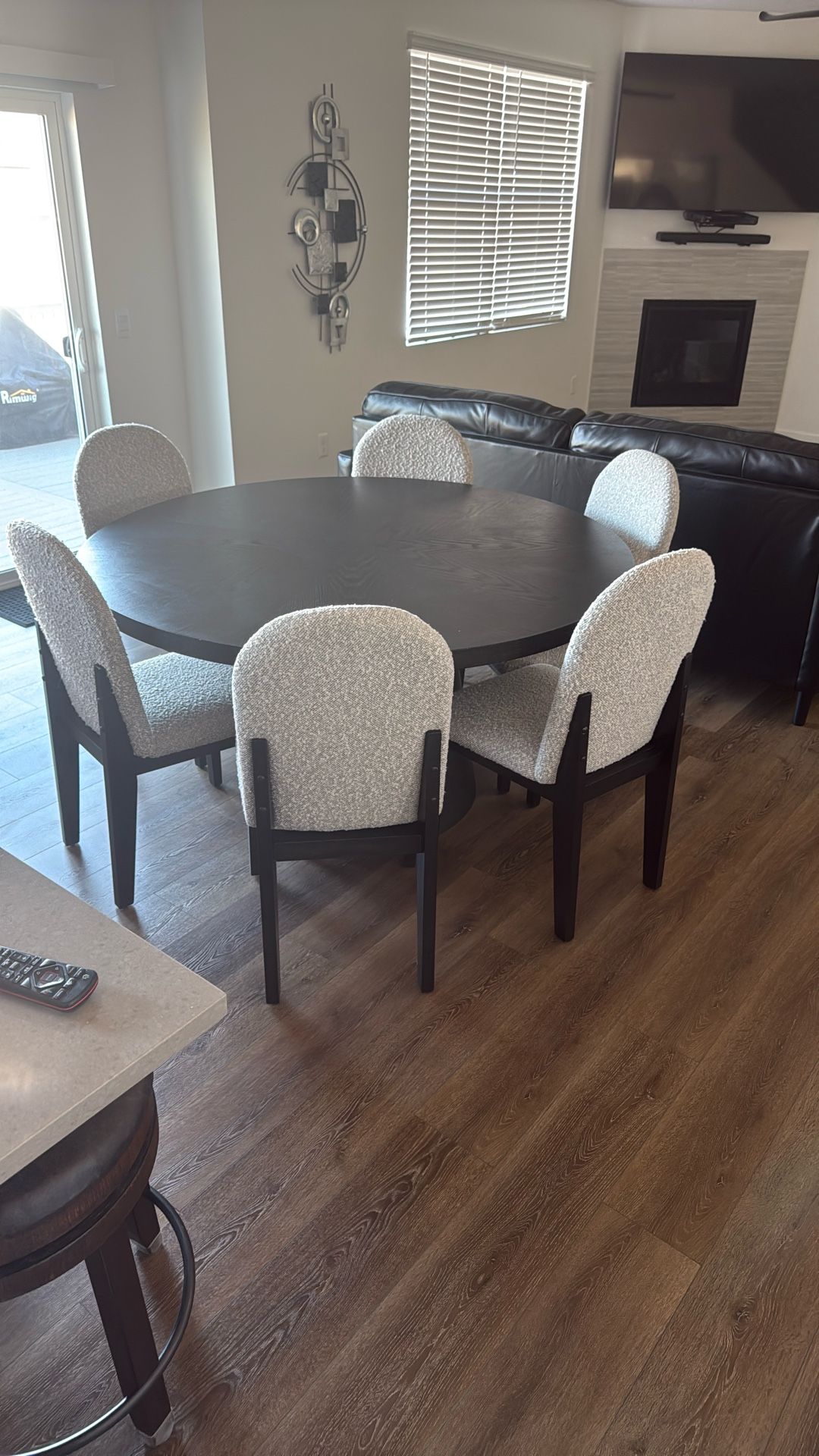 Round dining table