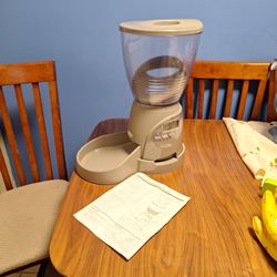 Petmate Programmable  Pet Feeder