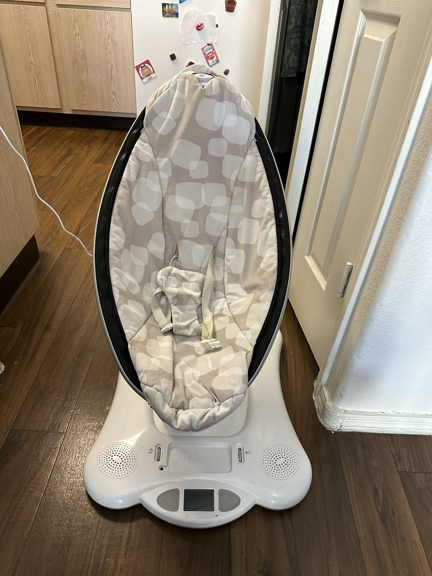 Baby Swing, 4 Moms