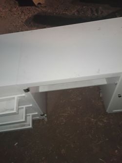 Escritorio para oficina o casa muy buen estado $15