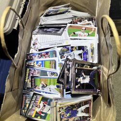 Hundreds of base Topps baseball csrds