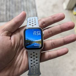 Apple Watch SE (2nd Gen) 44mm GPS - Starlight w/ Nike Sport Band