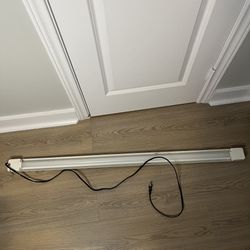 4 Feet 1-Light Fixture with Pull Chain / Luz