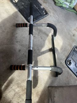 Over the door pull up bar