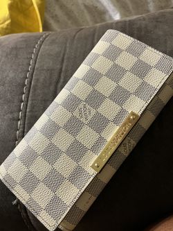 Louis Vuitton Vernis Trifold Wallet (Green) for Sale in Houston, TX -  OfferUp