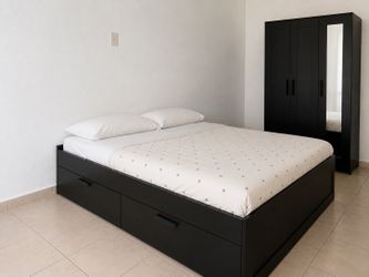 Juego de Dormitorio IKEA Negro Queen Bed + Closet + Biblioteca + Flotante