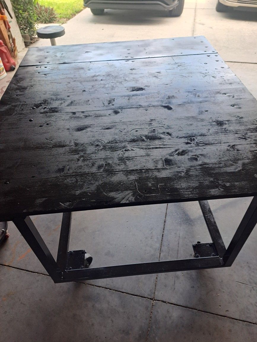 HEAVY DUTY METAL MACHINE SHOP 3FT×3FT & 32 INCHES HIGH HIGH QUALITY. AND WEIGHT STRENGTH OVER 1000 POUNDS TABLE