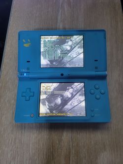 Nintendo DSI & 32gb SD Card* + charger