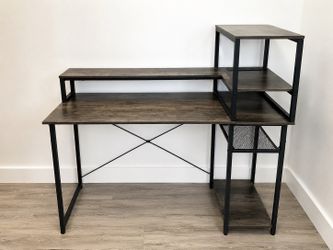 Escritorio de madera y metal