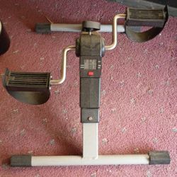 Exercise Adjustable Pedling Machine For Exercising Sitting Down In Great Condition 