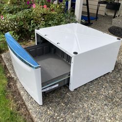 Wash/dryer Pedestal Maytag