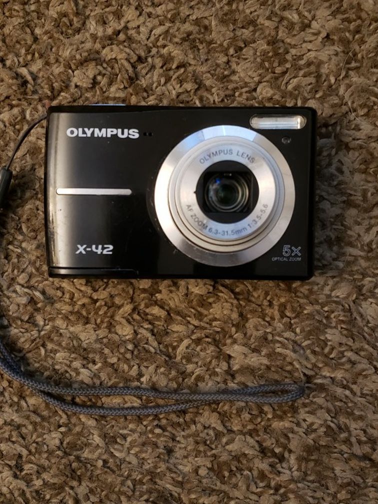OLYMPUS X-42 12 MEGAPIXEL CAMERA MEMORY CARD AND BATTERIES INCLUDED