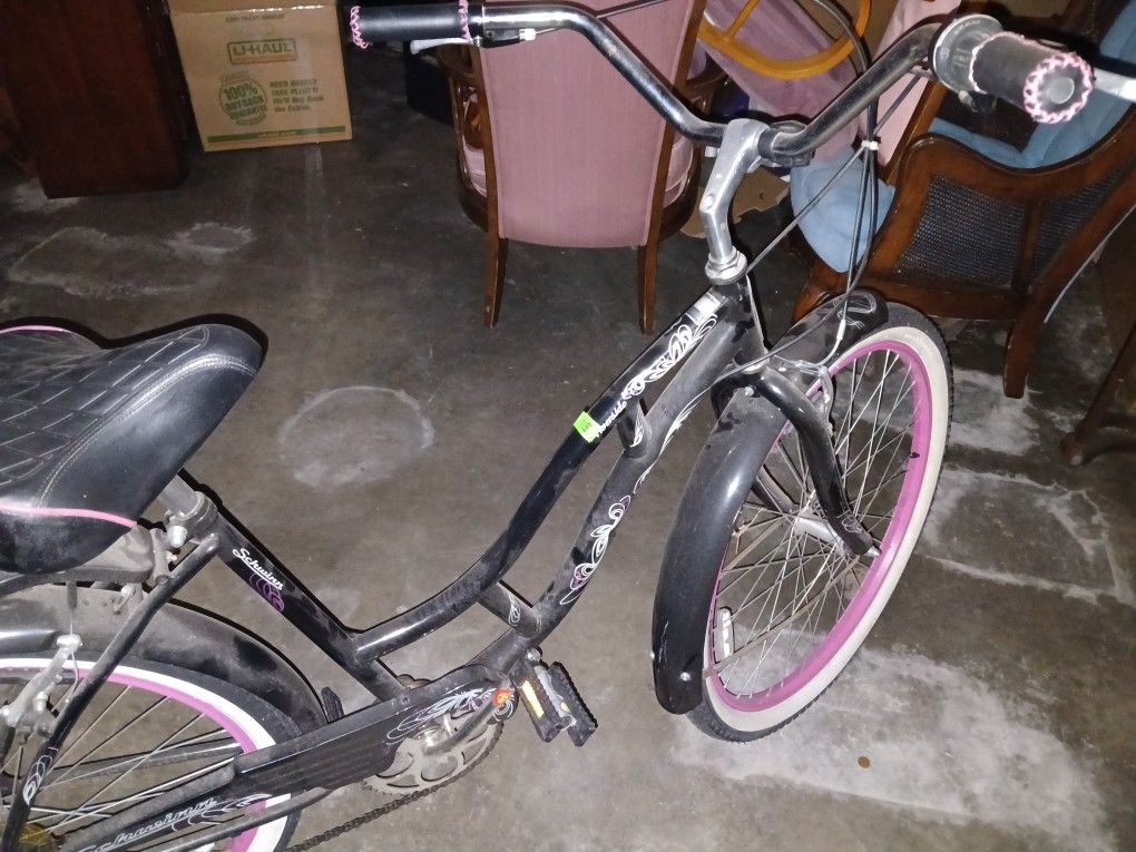 Schwinn 7 Speed Qomans Bike.