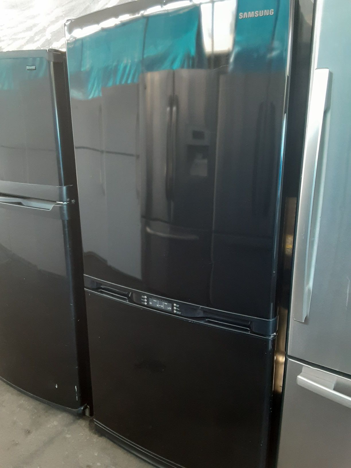 $399 Samsung black gloss finish bottom freezer fridge includes delivery in the San Fernando Valley a warranty and installation