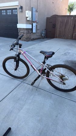 2 bikes Women’s & young girl’s bike