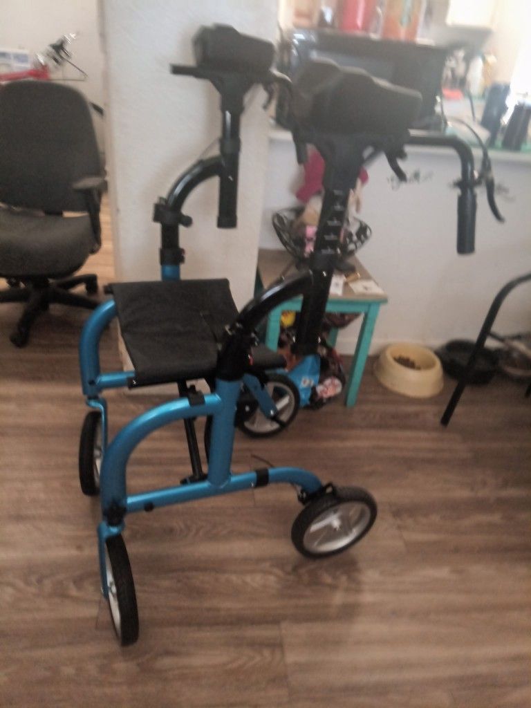 WALKER FOR HELP TO WALK AFTER KNEE SURGERY OR WALKING PERIOD