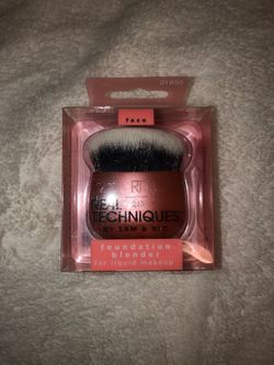 REAL TECHNIQUES FOUNDATION BLENDER