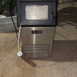 Ice Machine Works Good