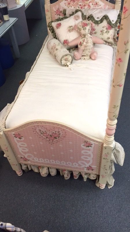 Twin size 4 poster bed