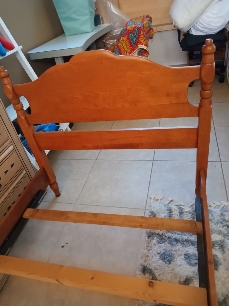 Antique Twin Bed Cushman Colonial