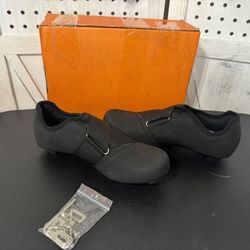 New in box cycling shoes men 5.5 ladies 7