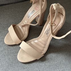 Woman’s High Heel Size 7 1/2 