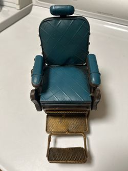 Miniature Vintage-Style Barber Chair Figurine – Barbershop Decor