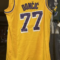Lakers Doncic Jerseys Many Sizes 