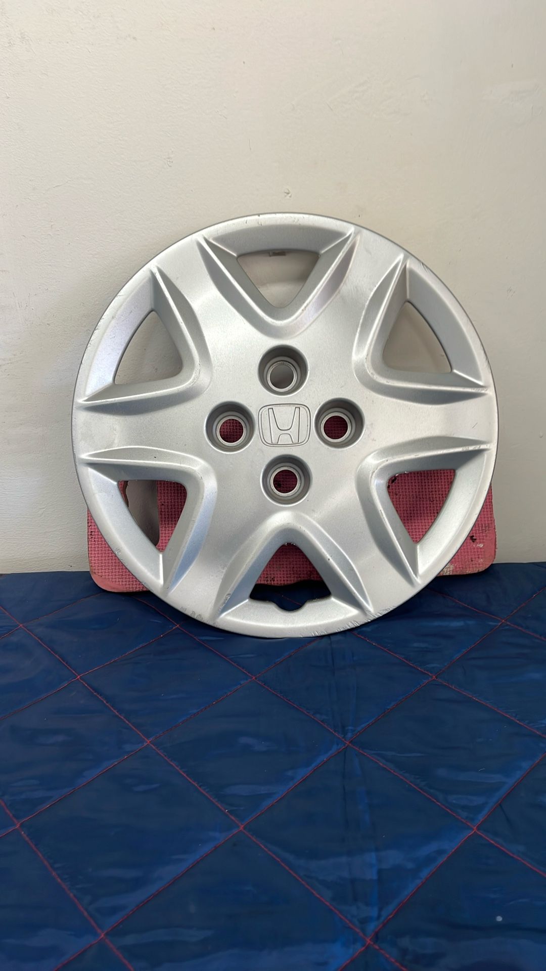 One Honda 15 Inch Civic Or Accord Wheel Cover. 