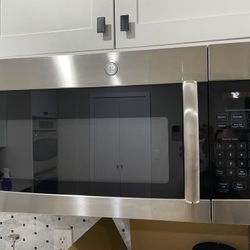**MUST GO** GE Microwave 