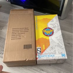 Sideshow Collectibles Exclusive Sixth Scale DC  Wonder Woman Figure 