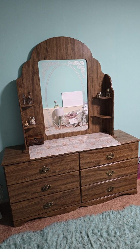 Dresser With Mirror