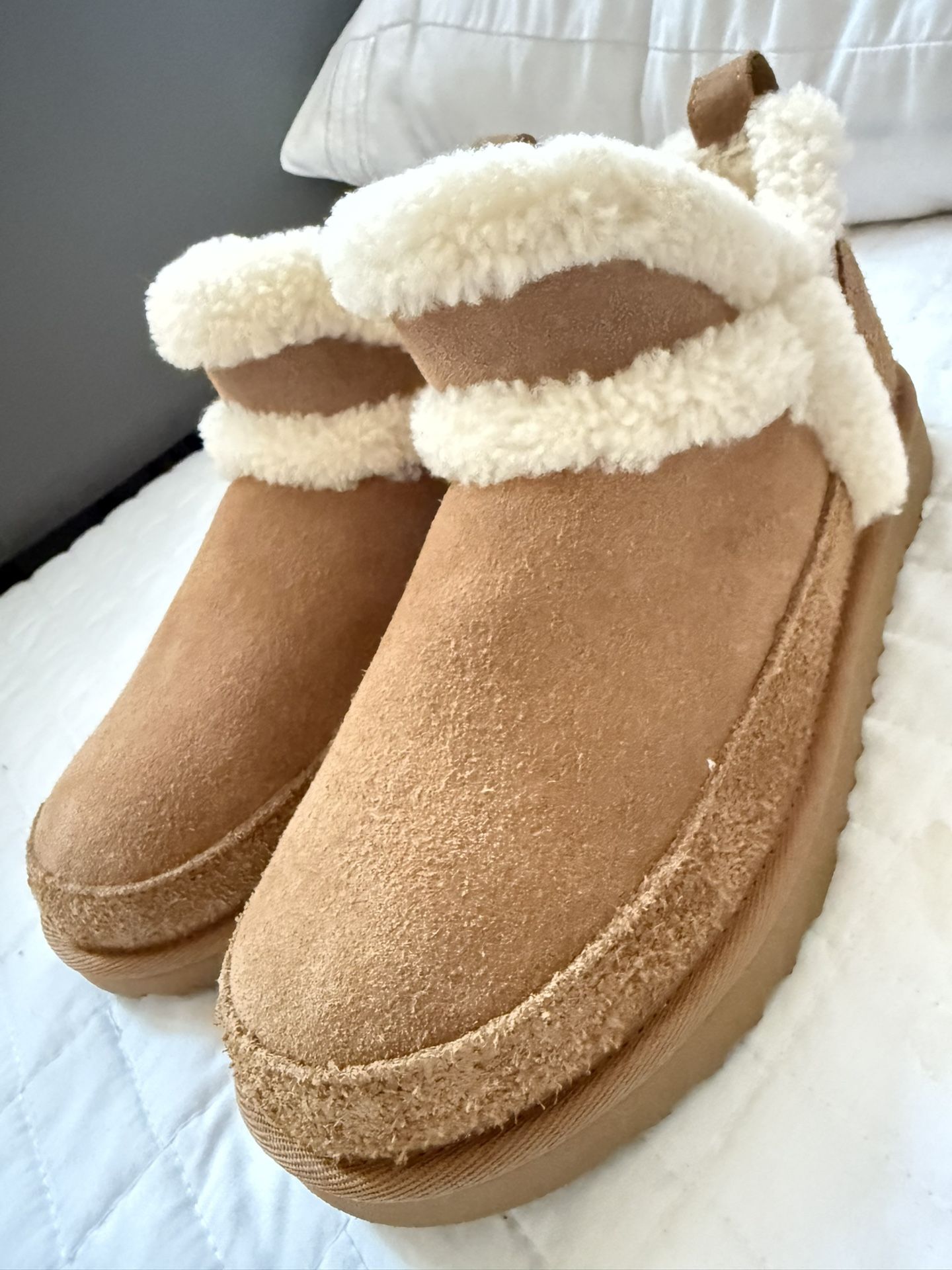 UGG Mini Fluff Spill Women’s Size 5