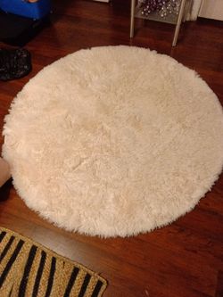 Pink round shag rug