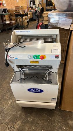 Commercial bread slicer