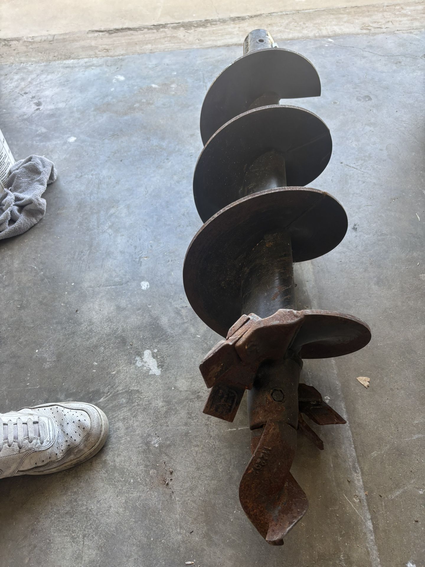 Auger drillbit