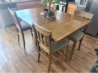 Dining table w / 4 high chairs