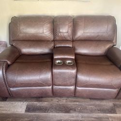 Brown Reclining Loveseat w/ Console & Cupholders – Excellent Condition
