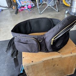 Tushbaby carrier black and gold