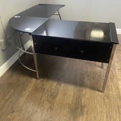 L-Shaped Desk – Sturdy, Modern, Space-Saving – Great Condition 🔥
