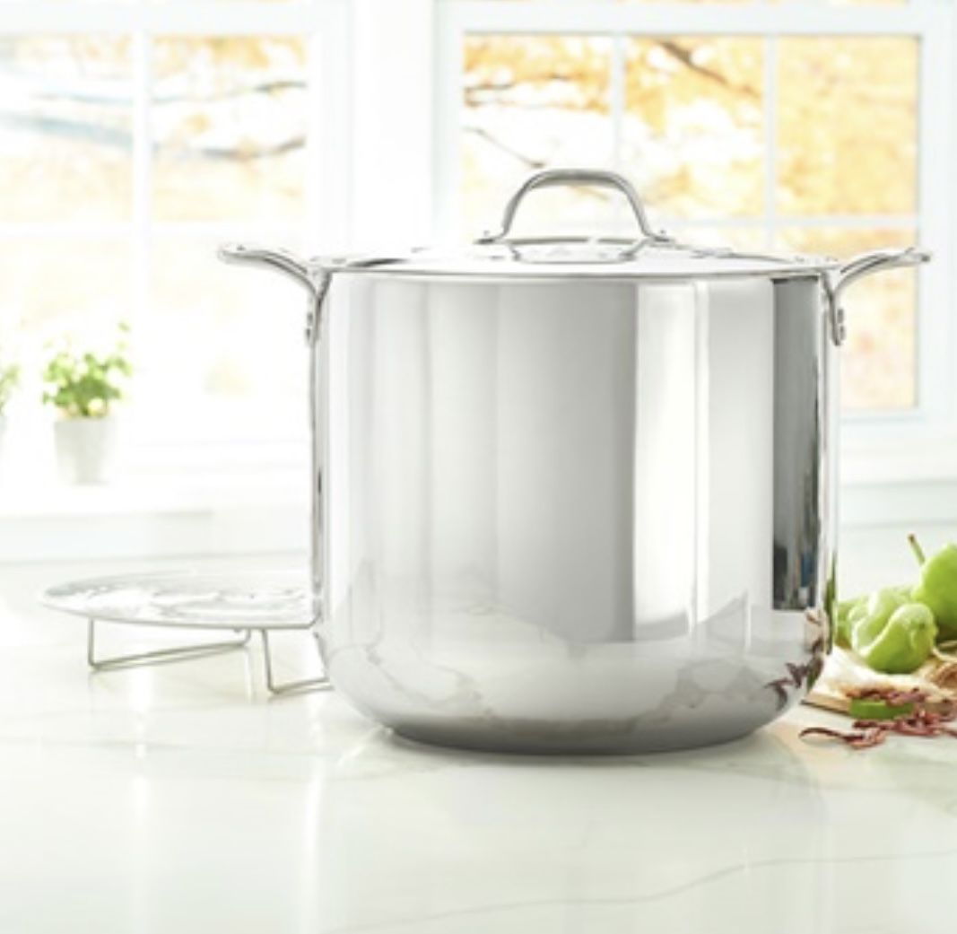 Classic 40-Qt. Stockpot with Steaming Rack / Clásica de 40 qt. olla con rejilla de vapor Princess House