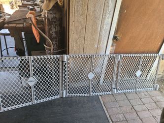3 plastic gate panels