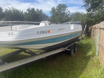 Deck boat